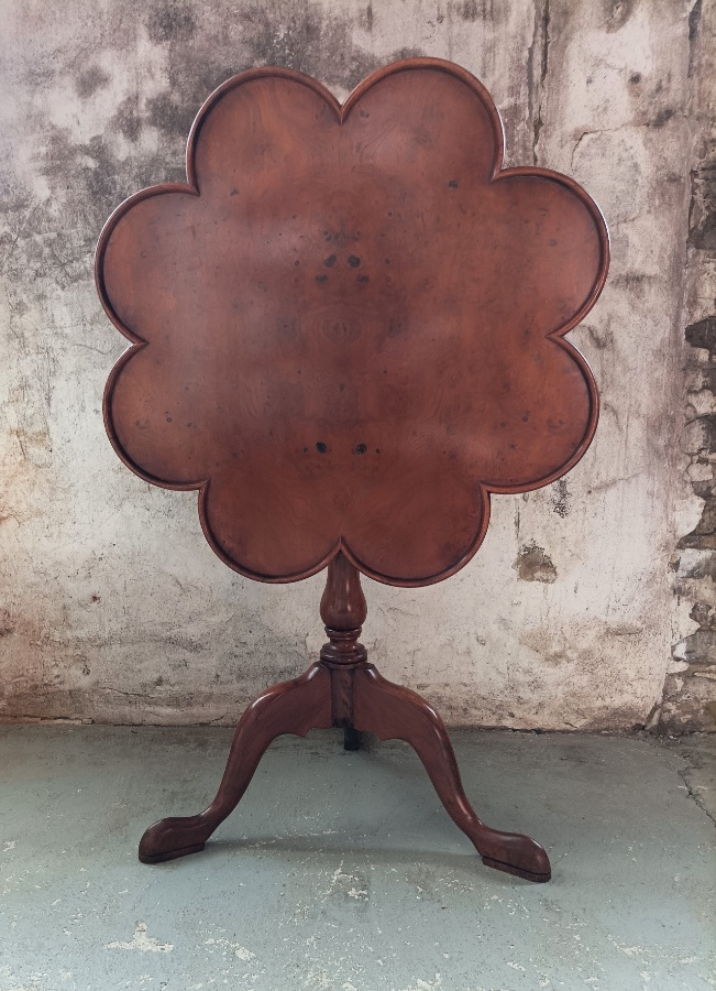 Georgian Style Revolving Lobed Pie Crust Tilt Top Table. (4).jpg